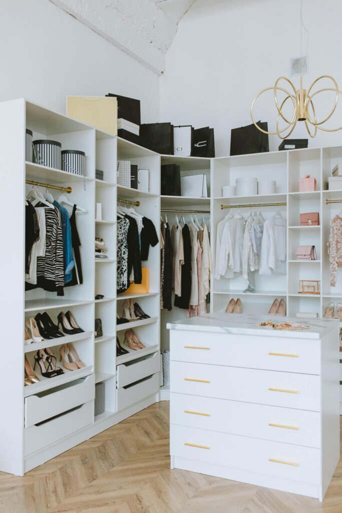 Guarda-roupa minimalista e organizado com poucas peças, refletindo o sucesso da regra 80/20 e do desapego.