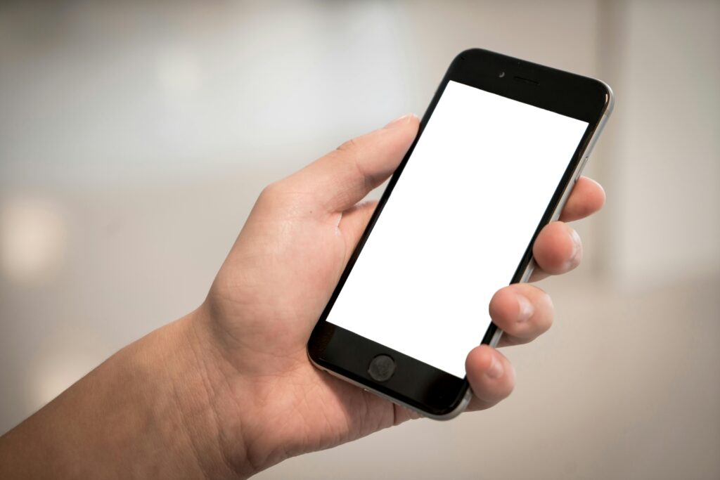 Celular com tela inicial organizada e limpa, ilustrando o conceito de minimalismo digital e foco.
