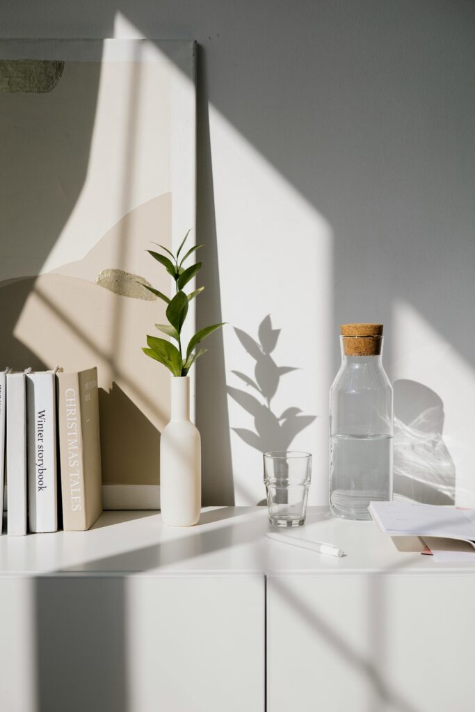 Estante de livros minimalista e organizada, mostrando a leveza do minimalismo em livros e o foco na leitura.