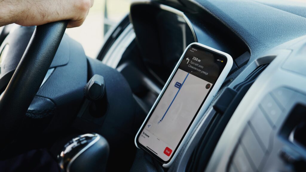 Interior de um veículo limpo e organizado seguindo o minimalismo no carro.