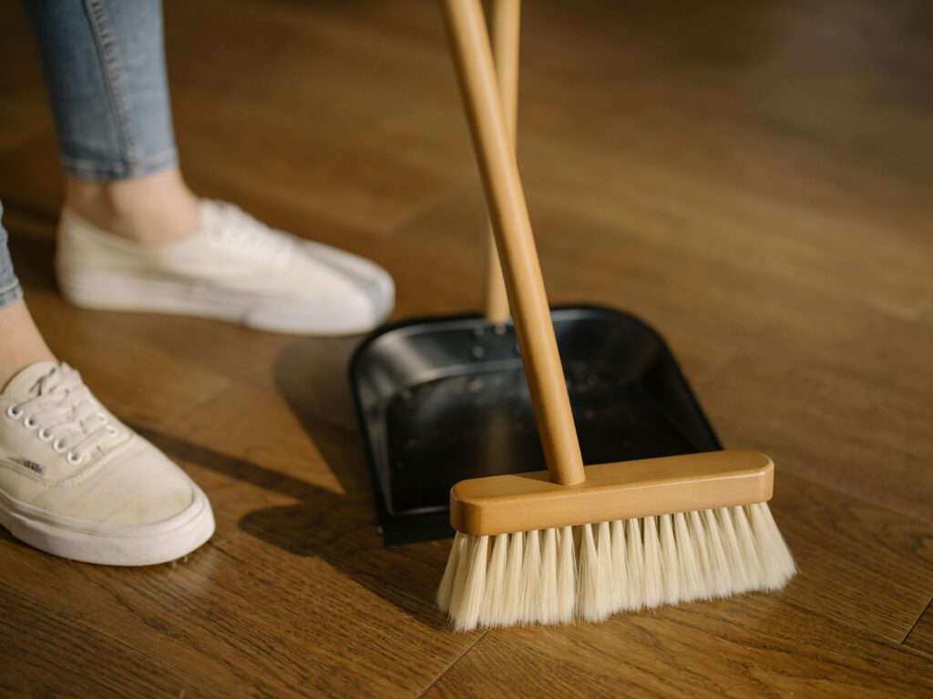 Vassoura de palha em entrada de casa simbolizando a tradição de limpeza de fim de ano e renovação.
