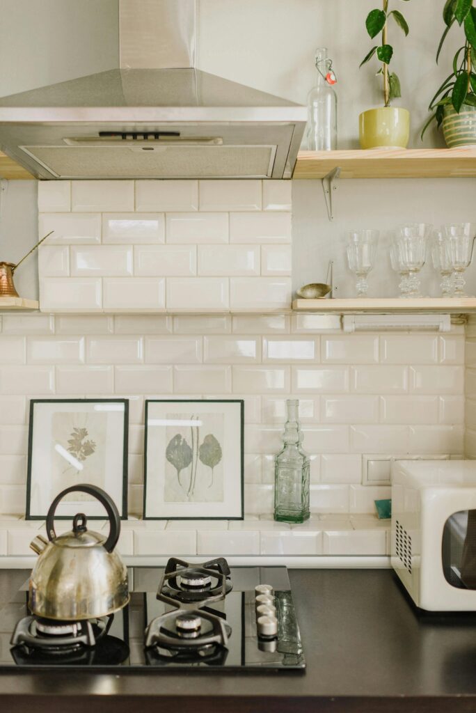 Imagem de uma cozinha minimalista e organizada, com bancadas limpas e apenas o essencial.