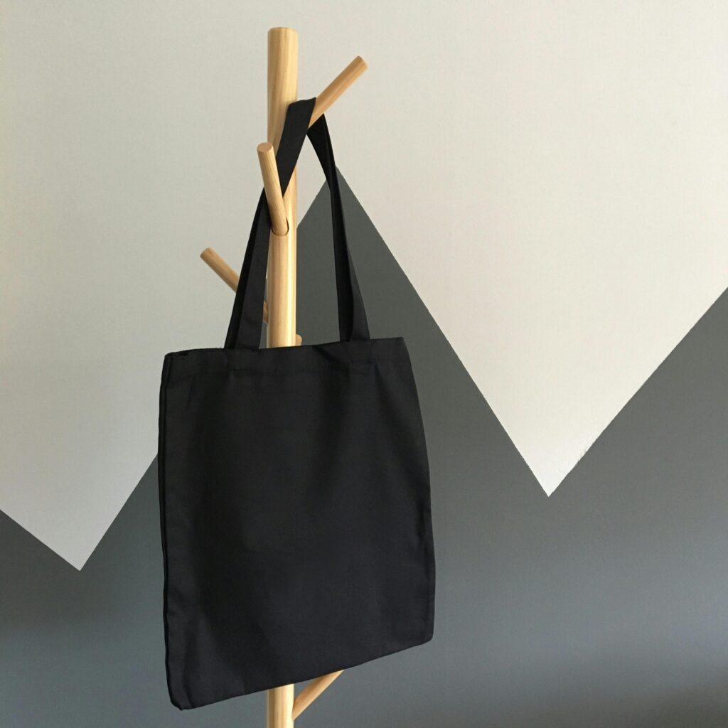 Sacola de compras reutilizável e um item de alta qualidade, ilustrando o minimalismo sustentável.
