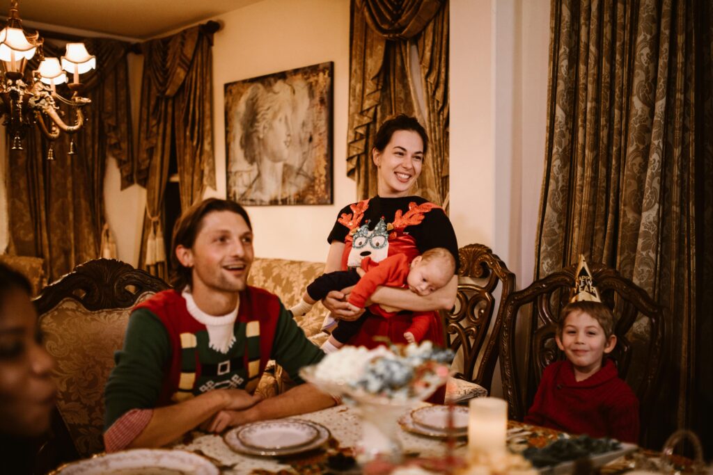 Pessoa mantendo a calma e praticando o minimalismo na véspera de natal em ambiente familiar.