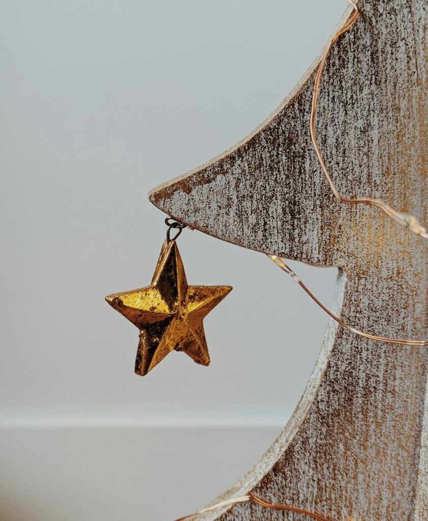 Sala com decoração de natal minimalista usando velas brancas e ramos verdes naturai