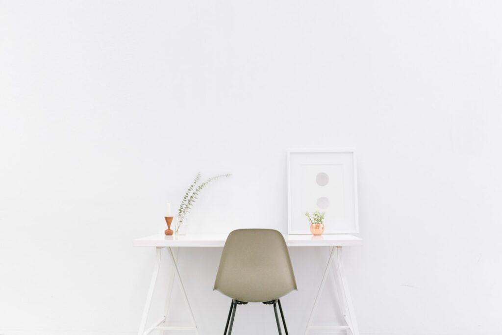 Ambiente minimalista com poucos objetos